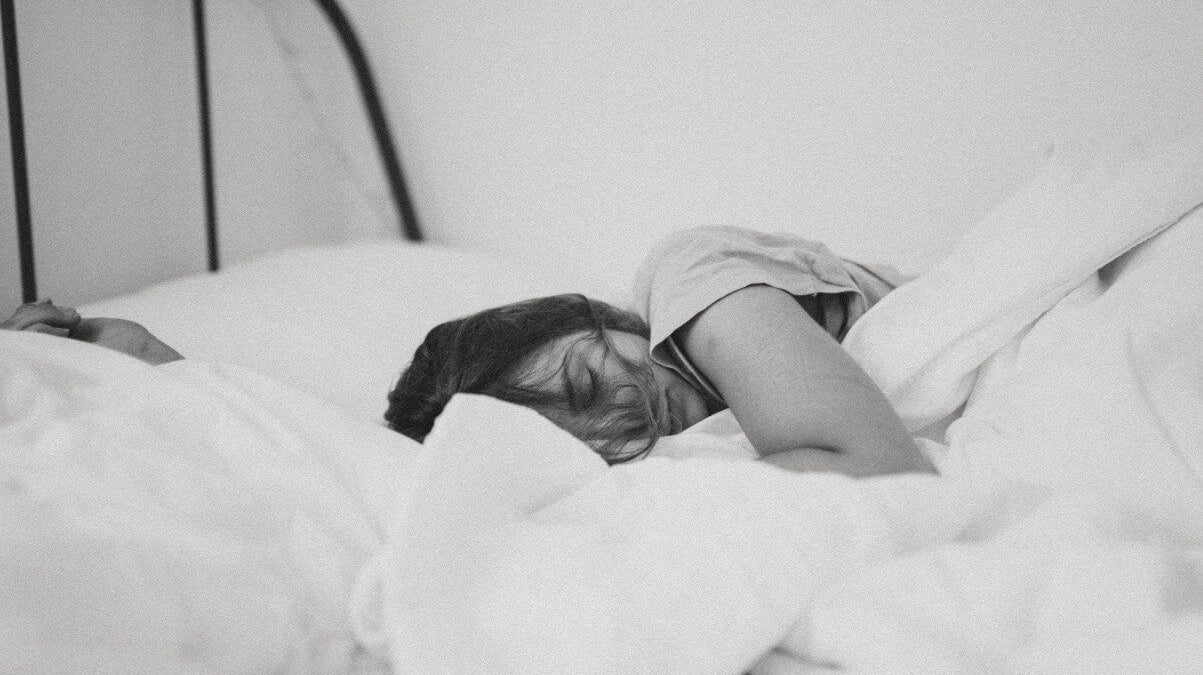 10 Best Ways for How to Stay Cool at Night and Wake up Well-Rested